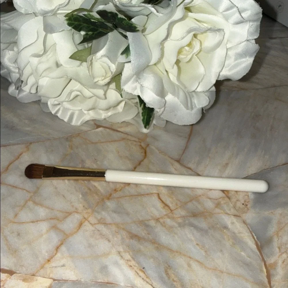 Flat Eyeshadow Brush White Handle Gold Ferrule Synthetic Bristles Lid‎ Shader